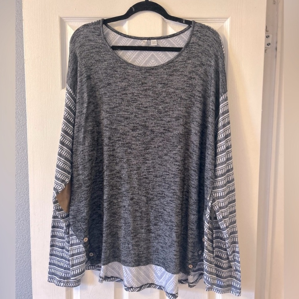 Cato Gray and White Geometric Top